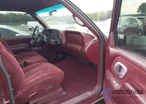 1997 Chevrolet C1500 Sportside z USA, uszkodzony, nr VIN 2GCEC19R5V1103740